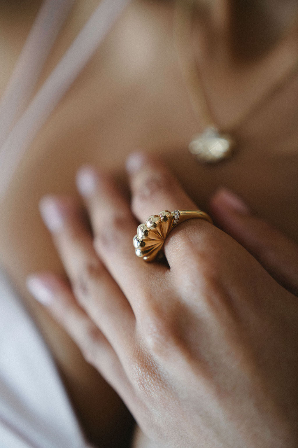 "Bahía" Shell Ring - Yellow Gold with White Diamonds