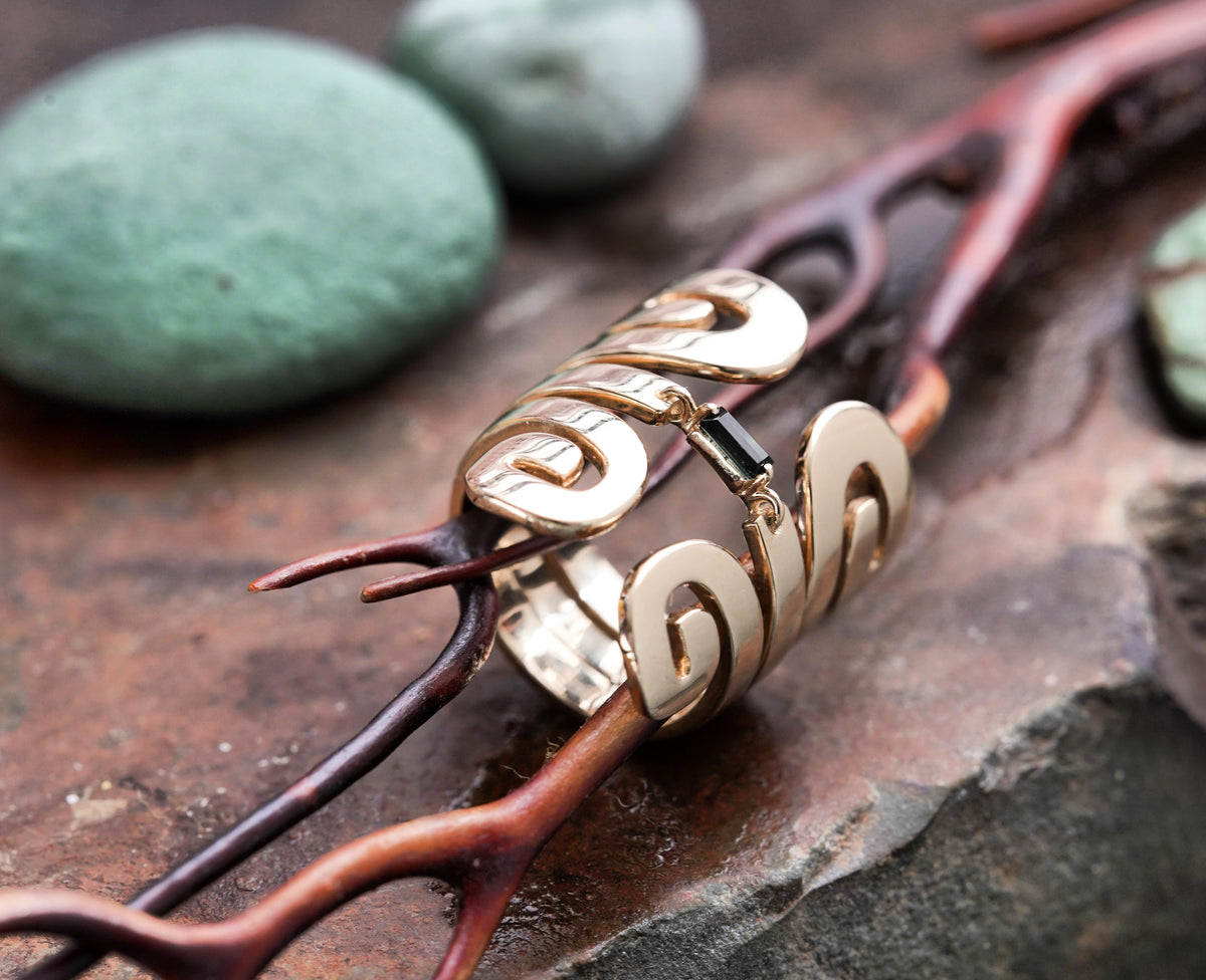 “Txirimiri” Closed Cuff Ring
