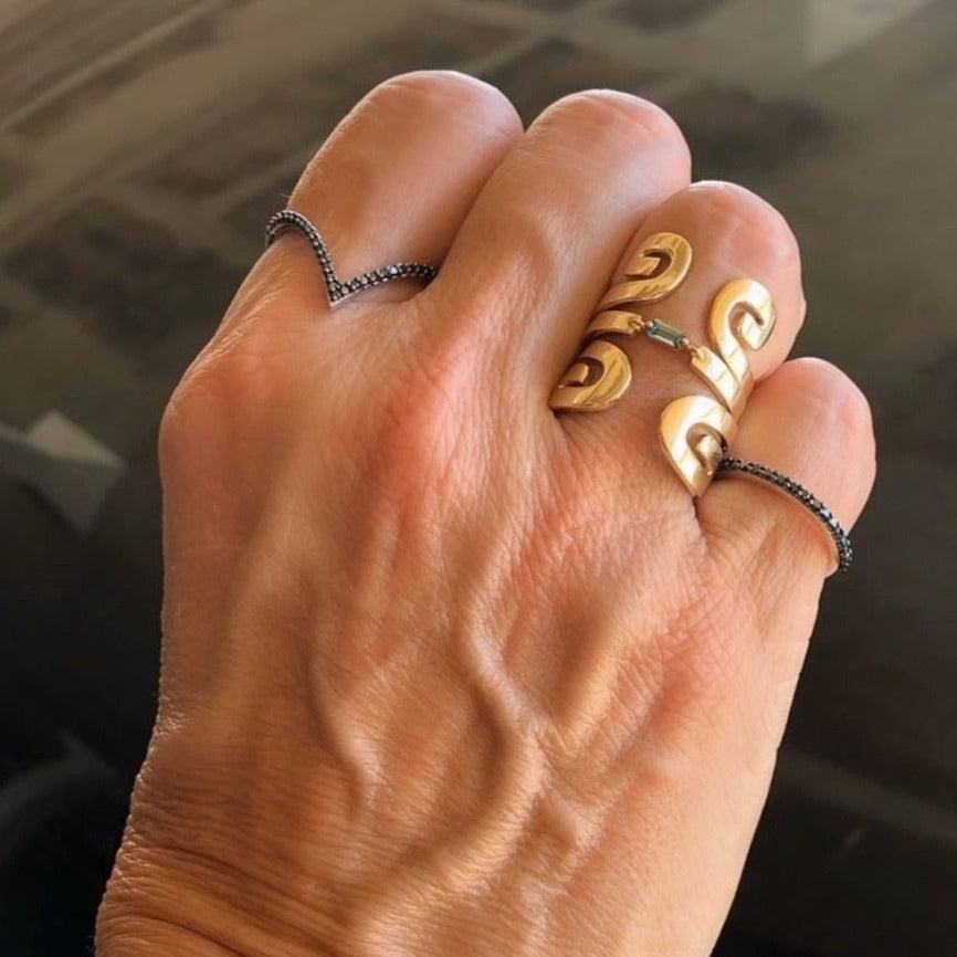 “Txirimiri” Closed Cuff Ring